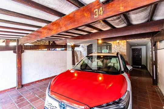 Garagem de casa à venda com 3 quartos, 300m² em Vila Sonia, São Paulo