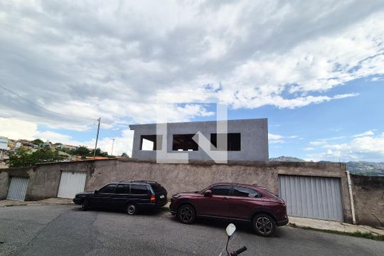 Fachada de casa à venda com 6 quartos, 927m² em Mariano de Abreu, Belo Horizonte