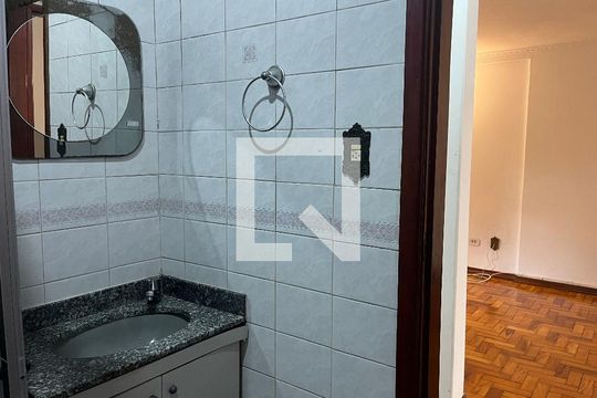 Banheiro de apartamento para alugar com 2 quartos, 49m² em Água Branca, São Paulo