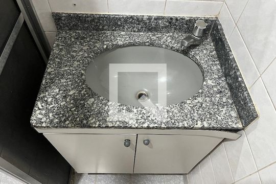 Banheiro de apartamento para alugar com 2 quartos, 49m² em Água Branca, São Paulo