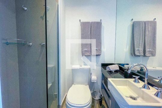 Banheiro de kitnet/studio à venda com 1 quarto, 24m² em Jardins, São Paulo