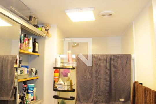 Banheiro Social de kitnet/studio para alugar com 1 quarto, 27m² em República, São Paulo