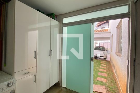 Área de Serviço de casa para alugar com 4 quartos, 270m² em Estoril, Belo Horizonte