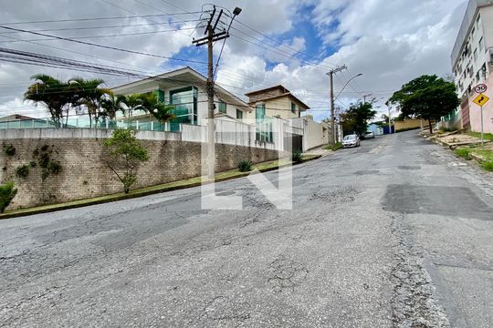 Casa para alugar com 4 quartos, 270m² em Estoril, Belo Horizonte