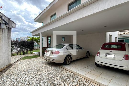 Área externa de casa para alugar com 4 quartos, 270m² em Estoril, Belo Horizonte