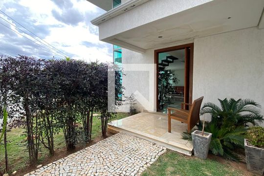 Área externa de casa para alugar com 4 quartos, 270m² em Estoril, Belo Horizonte
