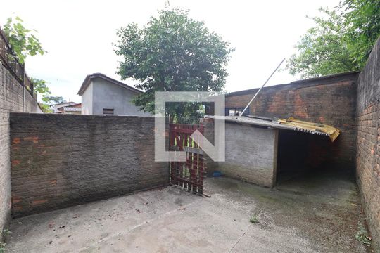 Área externa de casa à venda com 2 quartos, 70m² em Olaria, Canoas