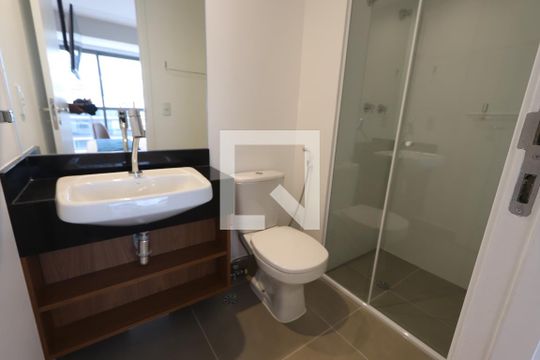 Banheiro de kitnet/studio para alugar com 1 quarto, 27m² em Bela Vista, São Paulo