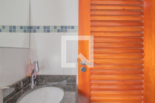 Lavanderia  de casa à venda com 3 quartos, 217m² em Vila Darli, São Paulo