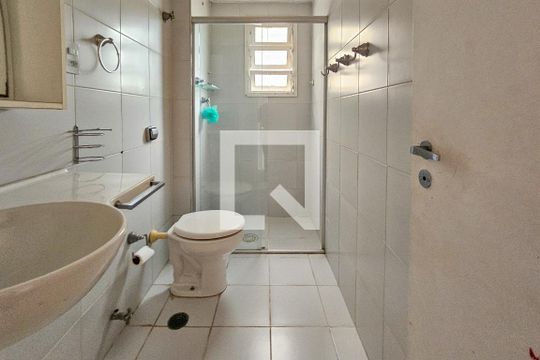 Banheiro de apartamento para alugar com 2 quartos, 80m² em Jardim A. Maria, Guarujá