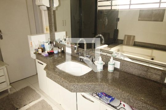 banheiro 1 de casa à venda com 8 quartos, 570m² em São Lucas, Belo Horizonte