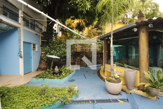 Quintal de casa à venda com 8 quartos, 570m² em São Lucas, Belo Horizonte