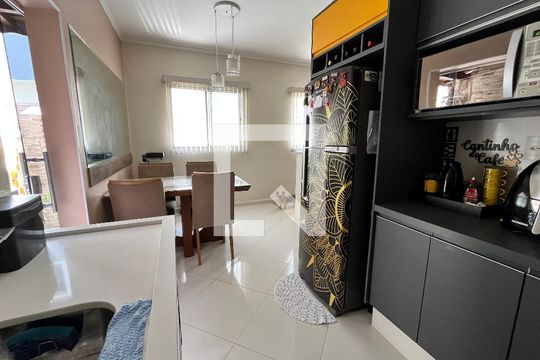 Cozinha de casa de condomínio para alugar com 2 quartos, 63m² em Caxangá, Suzano