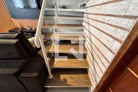 Escada de casa de condomínio para alugar com 2 quartos, 63m² em Caxangá, Suzano