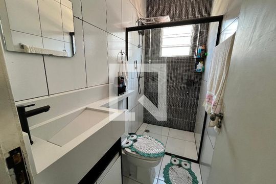 Banheiro de casa de condomínio para alugar com 2 quartos, 63m² em Caxangá, Suzano