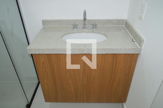Banheiro de kitnet/studio para alugar com 1 quarto, 24m² em Ipiranga, São Paulo