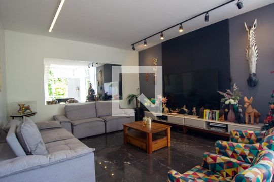 Sala de casa de condomínio para alugar com 5 quartos, 350m² em Vargem Grande, Rio de Janeiro