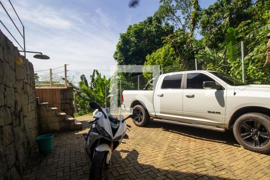 Garagem de casa de condomínio para alugar com 5 quartos, 350m² em Vargem Grande, Rio de Janeiro