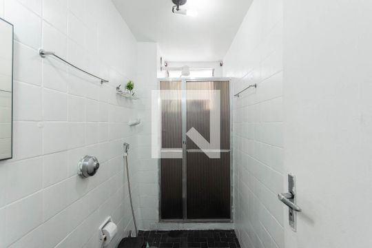 Banheiro de apartamento para alugar com 2 quartos, 54m² em Grajaú, Rio de Janeiro