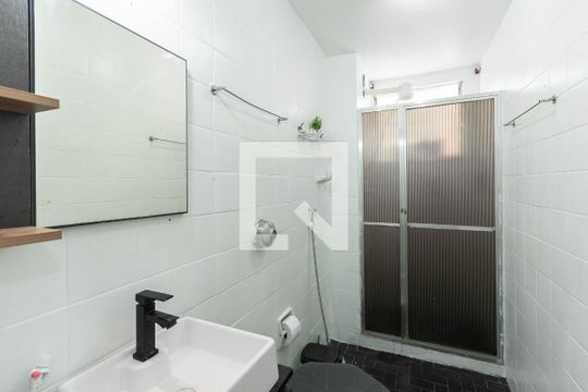 Banheiro de apartamento para alugar com 2 quartos, 54m² em Grajaú, Rio de Janeiro