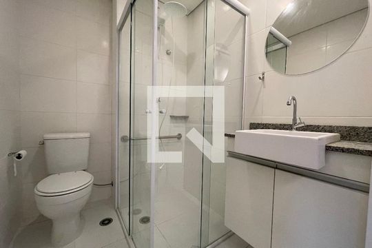 Banheiro de kitnet/studio para alugar com 1 quarto, 25m² em Butantã, São Paulo
