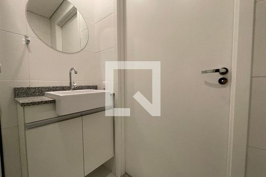 Banheiro de kitnet/studio para alugar com 1 quarto, 25m² em Butantã, São Paulo