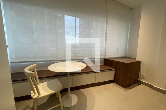 Varanda com persiana de kitnet/studio para alugar com 1 quarto, 25m² em Butantã, São Paulo