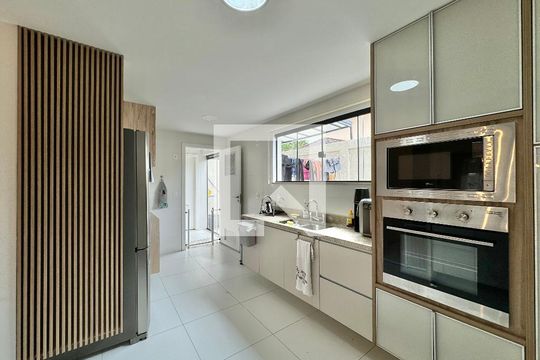 Cozinha e Área de Serviço de casa de condomínio para alugar com 3 quartos, 138m² em Vargem Grande, Rio de Janeiro