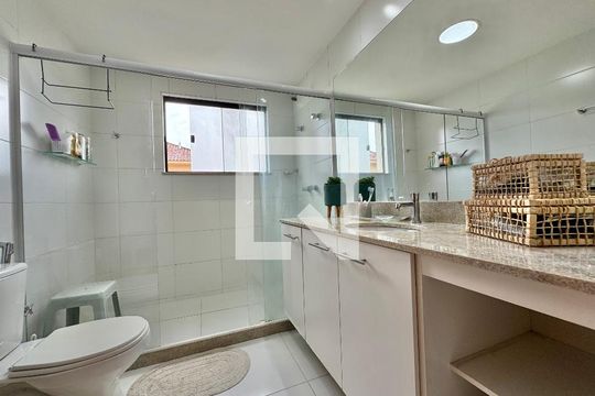 Suíte 1 (Master) - Banheiro de casa de condomínio para alugar com 3 quartos, 138m² em Vargem Grande, Rio de Janeiro