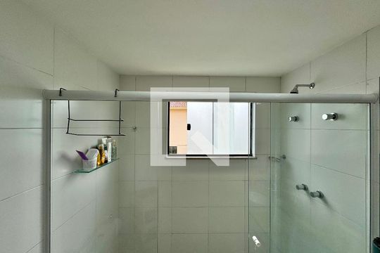 Suíte 1 (Master) - Banheiro de casa de condomínio para alugar com 3 quartos, 138m² em Vargem Grande, Rio de Janeiro