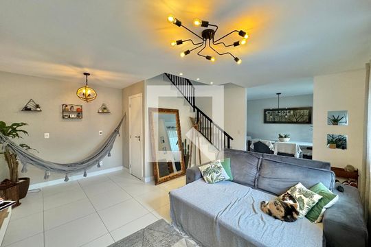 Sala de casa de condomínio para alugar com 3 quartos, 138m² em Vargem Grande, Rio de Janeiro