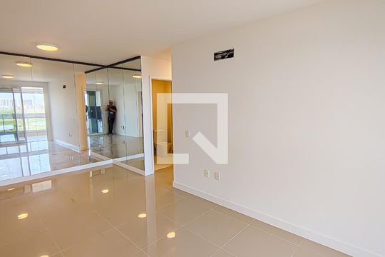 sala de apartamento para alugar com 2 quartos, 90m² em Barra da Tijuca, Rio de Janeiro