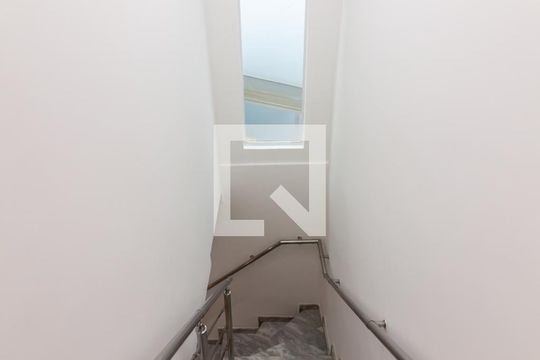 Escada de casa para alugar com 3 quartos, 197m² em Jardim Franca, São Paulo