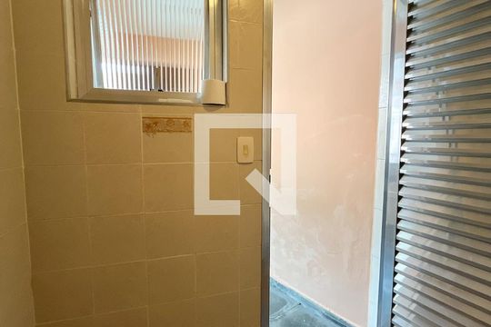 Banheiro externo de casa à venda com 3 quartos, 156m² em Jardim Monjolo, São Paulo