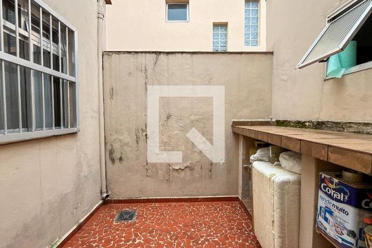 Quintal de casa à venda com 3 quartos, 156m² em Jardim Monjolo, São Paulo