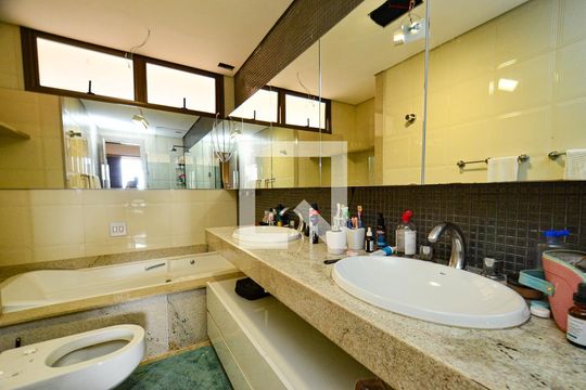 Banheiro suite de apartamento à venda com 4 quartos, 420m² em Serra, Belo Horizonte