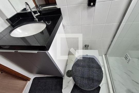 Banheiro social de apartamento para alugar com 2 quartos, 45m² em Canto do Forte, Praia Grande