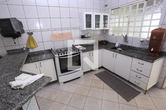 Cozinha de casa à venda com 3 quartos, 245m² em Setor Habitacional Arniqueira (Águas Claras), Brasília