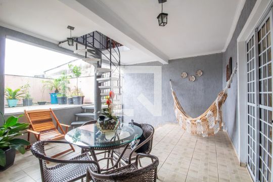 Varanda de casa para alugar com 3 quartos, 320m² em Helena Maria, Osasco