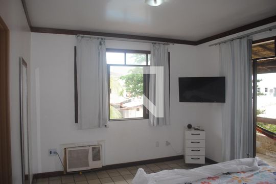 Suite 1 de casa para alugar com 10 quartos, 800m² em Praia do Flamengo, Salvador