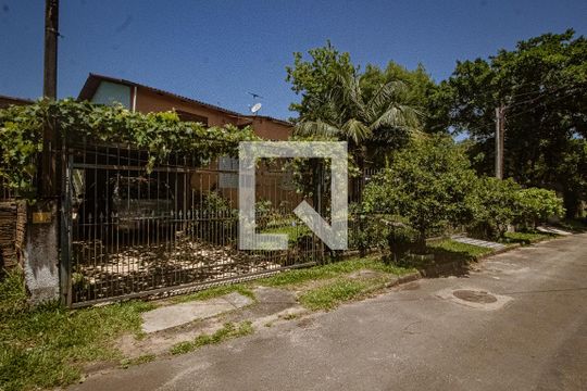 Fachada de casa à venda com 4 quartos, 240m² em Campo Novo, Porto Alegre