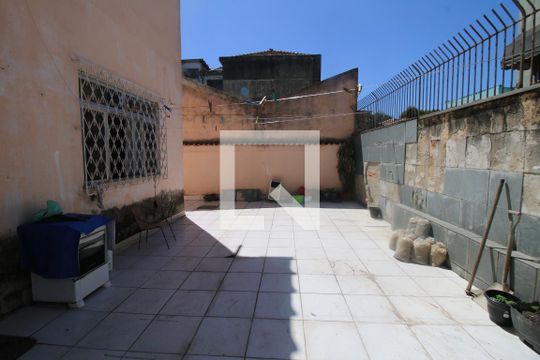 Quintal dos fundos de casa para alugar com 3 quartos, 250m² em Jardim América, Rio de Janeiro