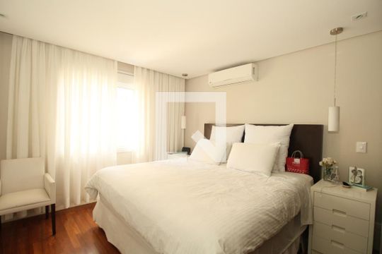 Suíte  master  de casa de condomínio à venda com 4 quartos, 270m² em Jardim Panorama, São Paulo