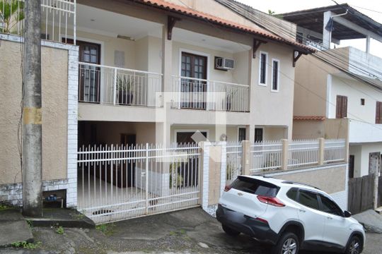 Fachada de casa de condomínio à venda com 3 quartos, 450m² em Pechincha, Rio de Janeiro