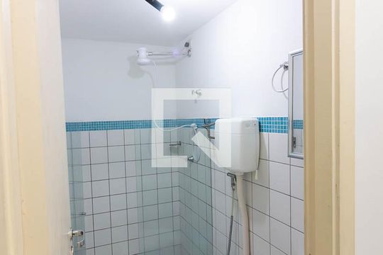 Banheiro de kitnet/studio para alugar com 1 quarto, 28m² em Asa Norte , Brasília