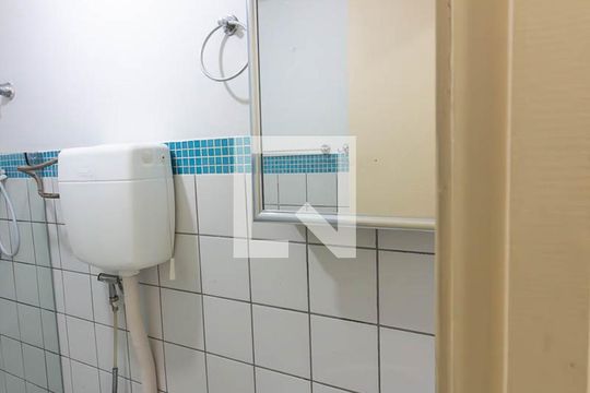 Banheiro de kitnet/studio para alugar com 1 quarto, 28m² em Asa Norte , Brasília