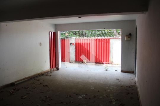 Garagem de casa à venda com 6 quartos, 300m² em Eldorado, Contagem