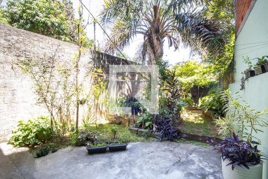 Quintal (Casa 1) de casa à venda com 3 quartos, 130m² em Veloso, Osasco