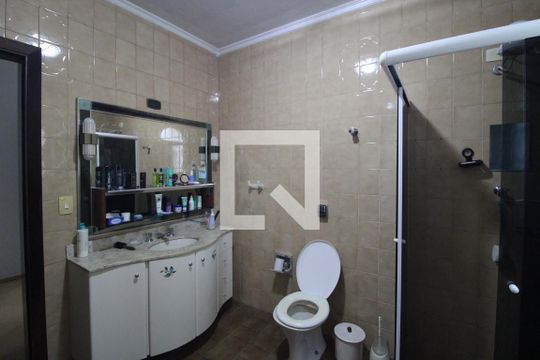 Banheiro comum de casa à venda com 3 quartos, 334m² em Parque Guarapiranga, São Paulo