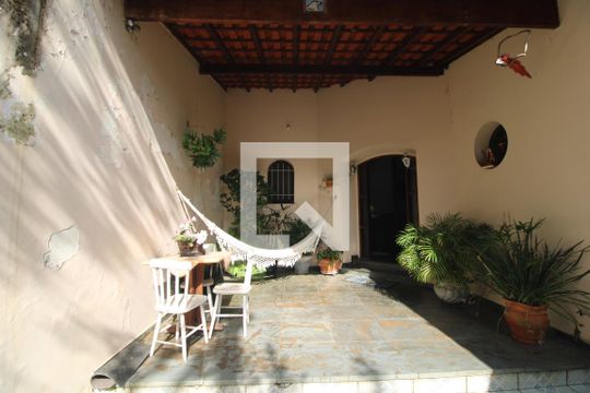 Entrada de casa à venda com 3 quartos, 334m² em Parque Guarapiranga, São Paulo